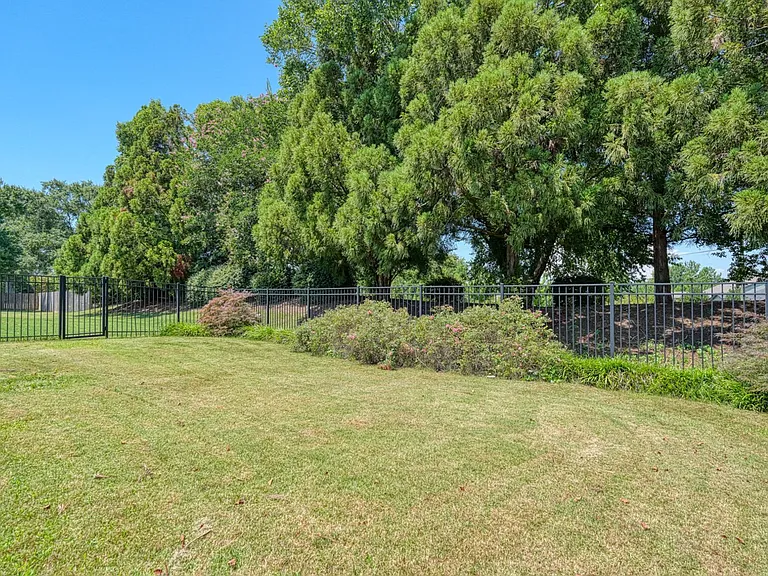 210 Rivermill Ct — Photo 36