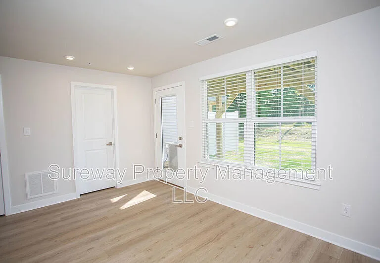 8 Foxwood Dr — Photo 5
