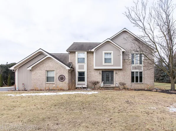 2315 Verna Ln, Commerce Township, MI 48382