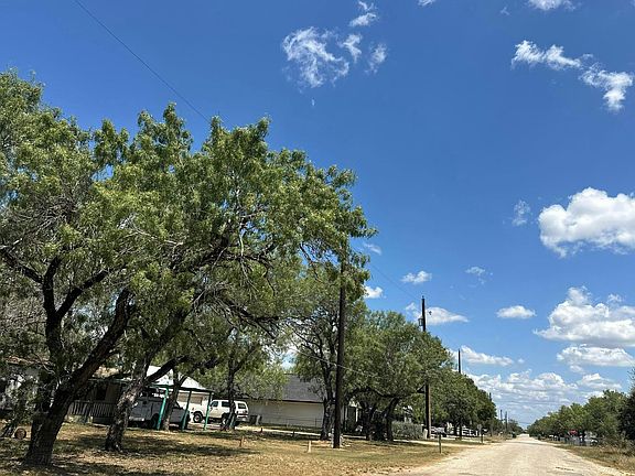 4th image of 910 Pecan St