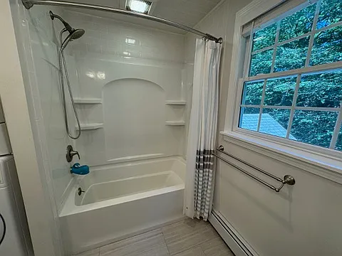 upstairs hallway bathroom tub/shower