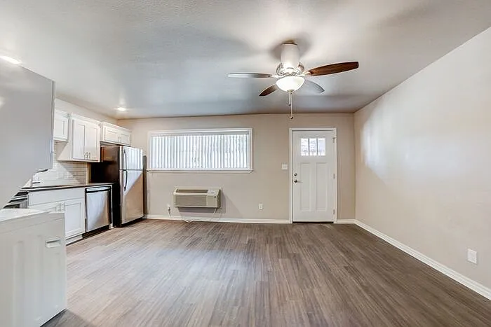 2628 E 8th St #5 — Photo 3