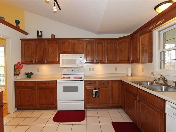 5th image of 121 Bayberry Dr