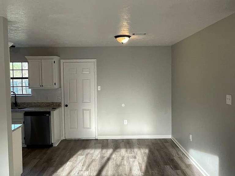 1415 Huebner St — Photo 3