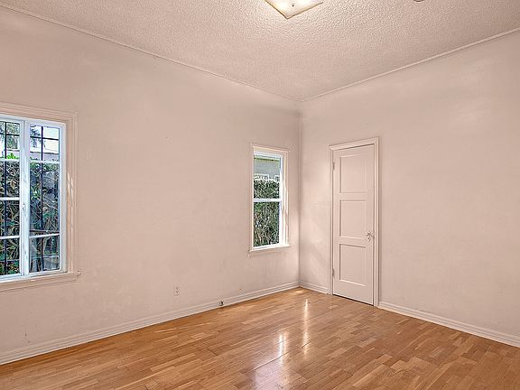 3rd image of 2052 W 69th St