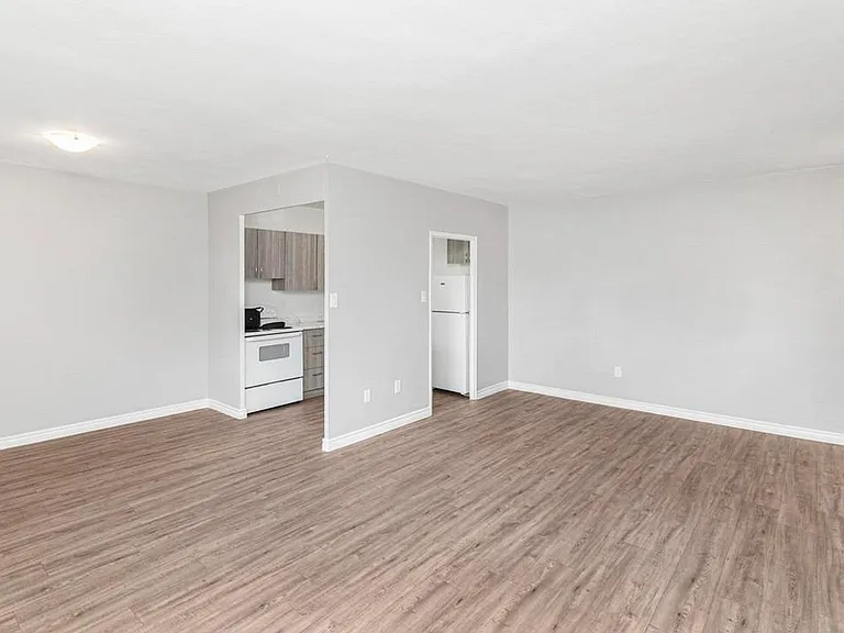 1185 Fennell Ave E — Photo 6