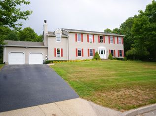 11 Victoria Ln, Manorville, NY 11949