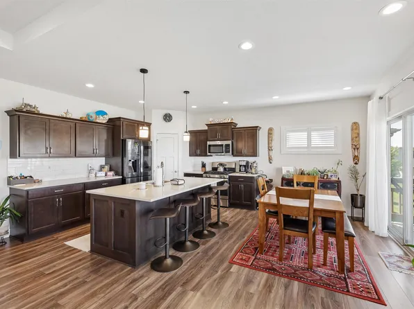 8707 Long Meadow Dr, Johnston, IA 50131
