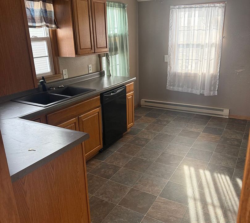 1st image of 821 Willow St