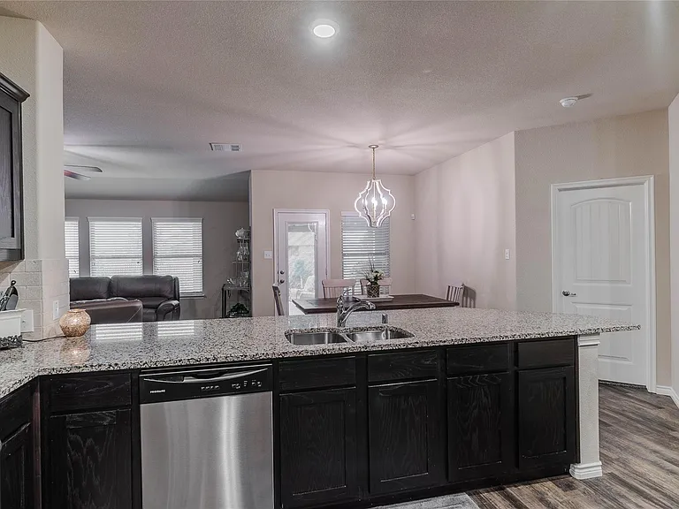 562 Jamestown Ln — Photo 12