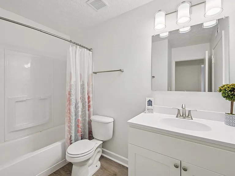 Barrington Square Apartments — Photo 13