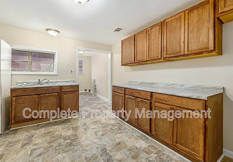 18 Center St — Photo 6