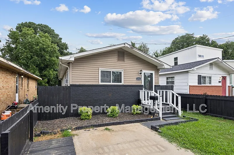 3 bed, 1.0 bath, 818 sqft, $1,600 — Photo 2