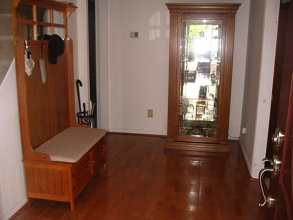 Foyer w/wood floor