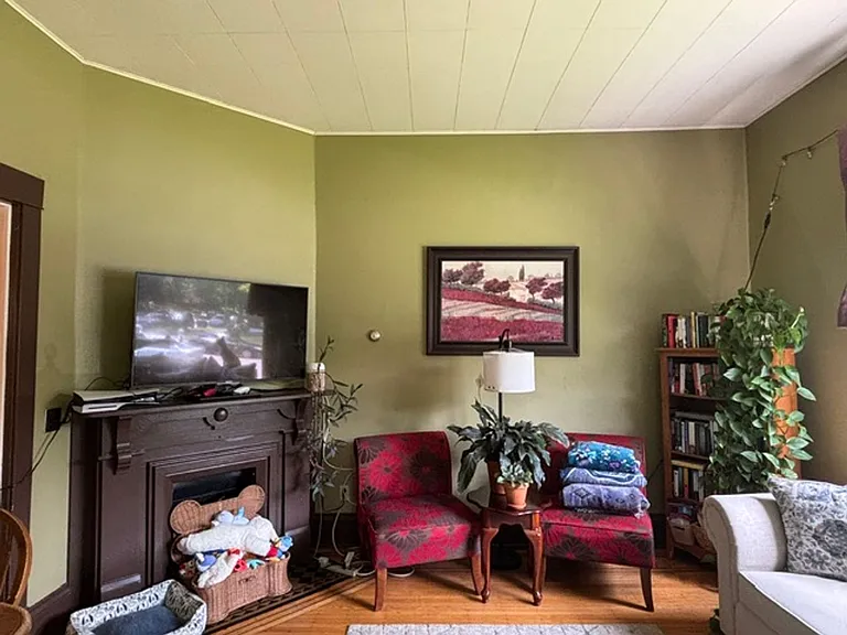 427 6th St SE — Photo 2