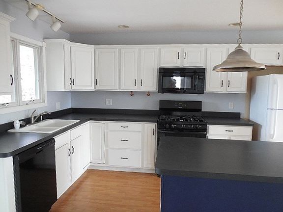 3rd image of 597 Sandburg Dr