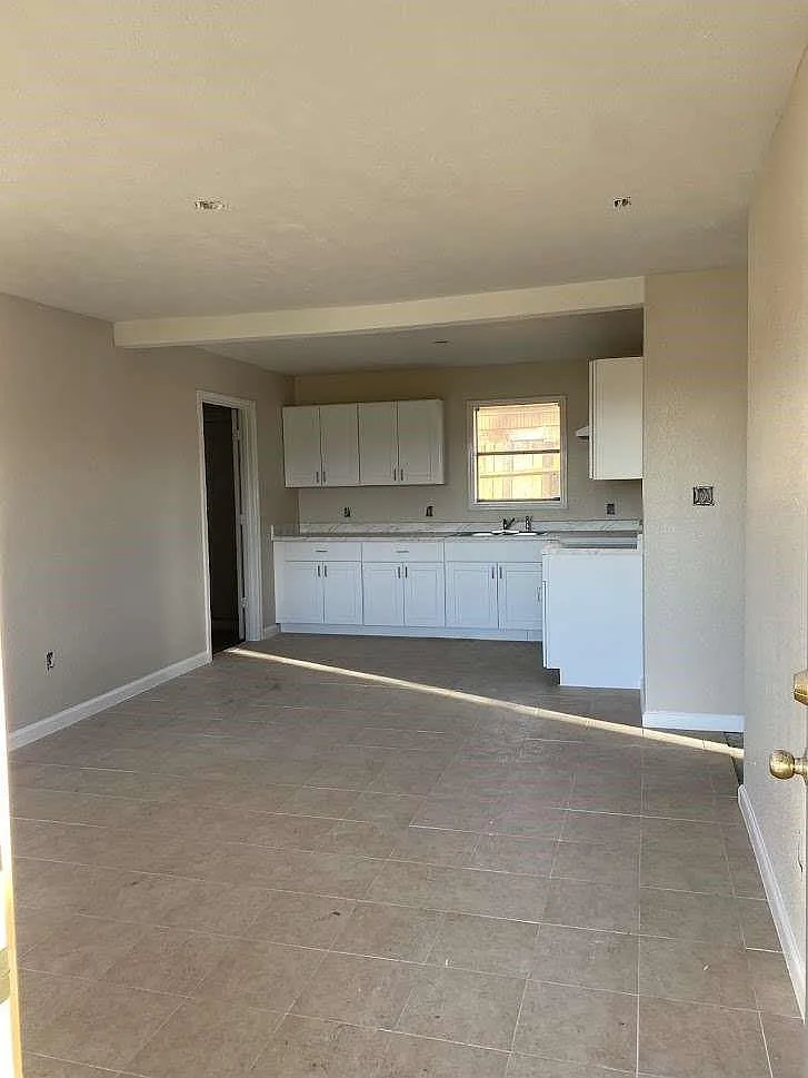 3 bed, 1.0 bath, 1008 sqft, $1,299 — Photo 2