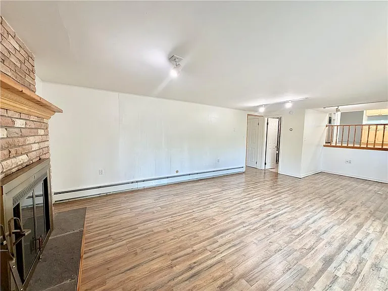 1160 Brentwood Ave — Photo 6