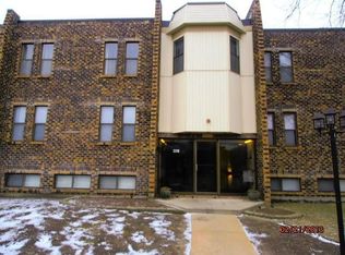 2218 Country Club Dr APT 4, Woodridge, IL 60517
