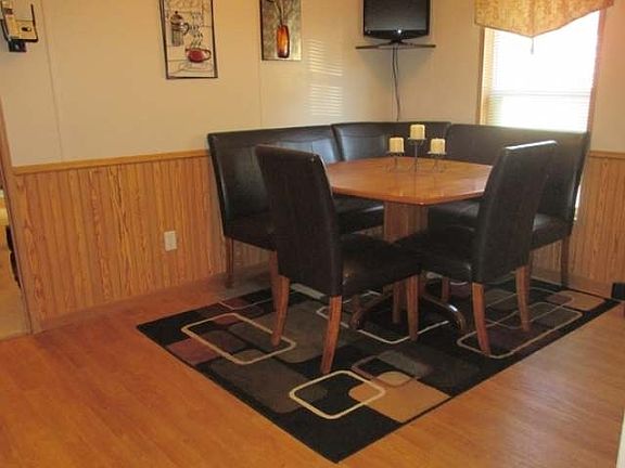 3rd image of 501 Meadow Ln W