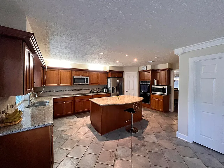 2104 Bay Hill Dr — Photo 13