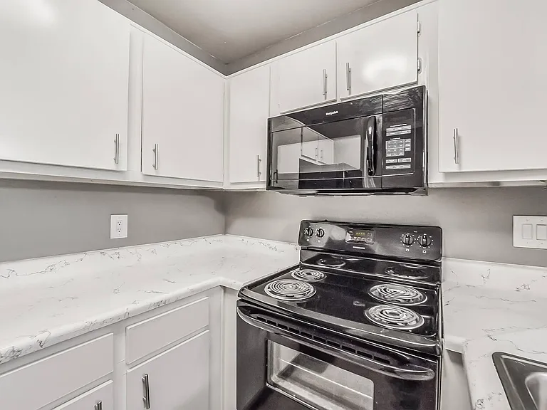 Spring Hill Village Apartments — Photo 28