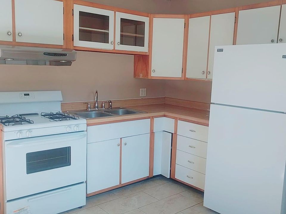2nd image of 400 E Montana Ave