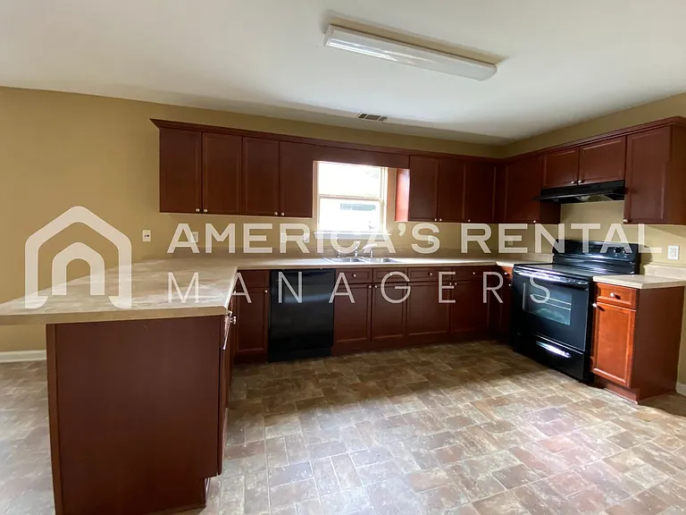 525 Fox Run Cir — Photo 17