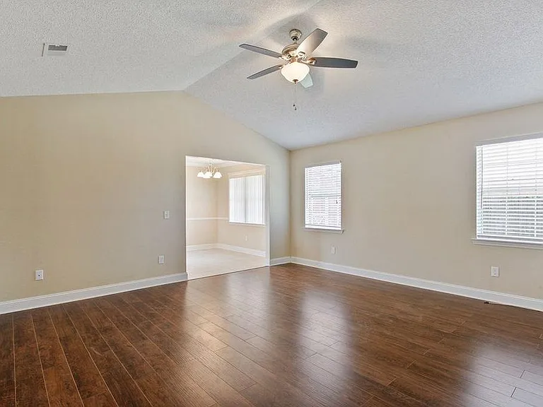 721 Cindy Ln — Photo 8
