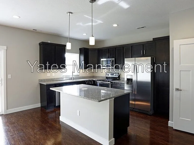 209 Colonial Dr — Photo 4