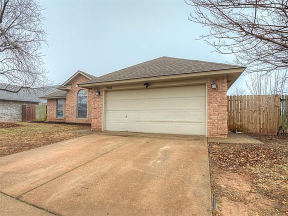 3rd image of 208 Cypress Dr