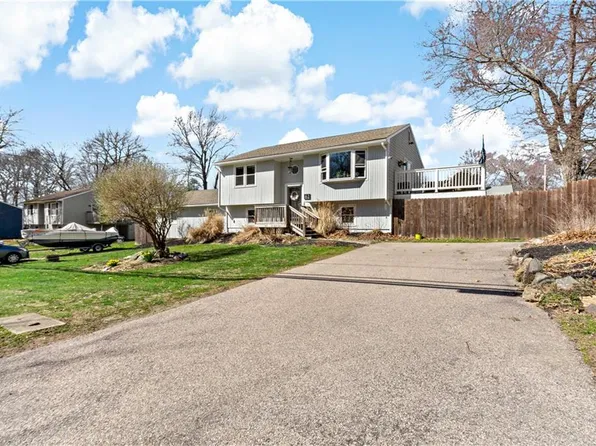 61 Mettatuxet Rd, Narragansett, RI 02882