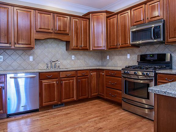5th image of 145 Waterford Cir