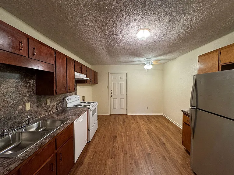 1115 White Ave — Photo 5