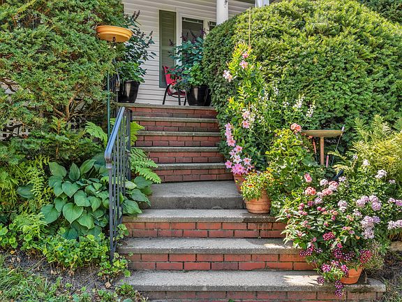 5th image of 37 Hillcrest Street