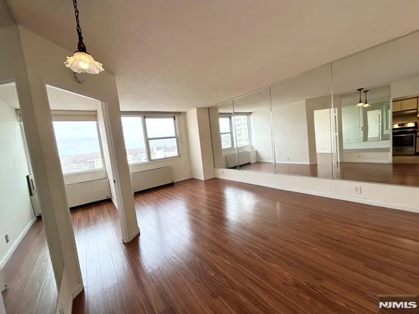 201 Bridge Plz N APT 11J, Fort Lee, NJ 07024