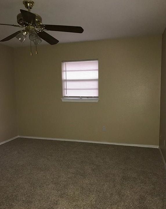 Spacious room with ceiling fan