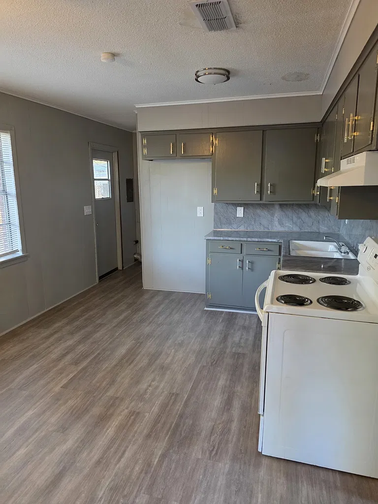 Charming 3-Bedroom House with Central Heat and Fenced Yard — Photo 3