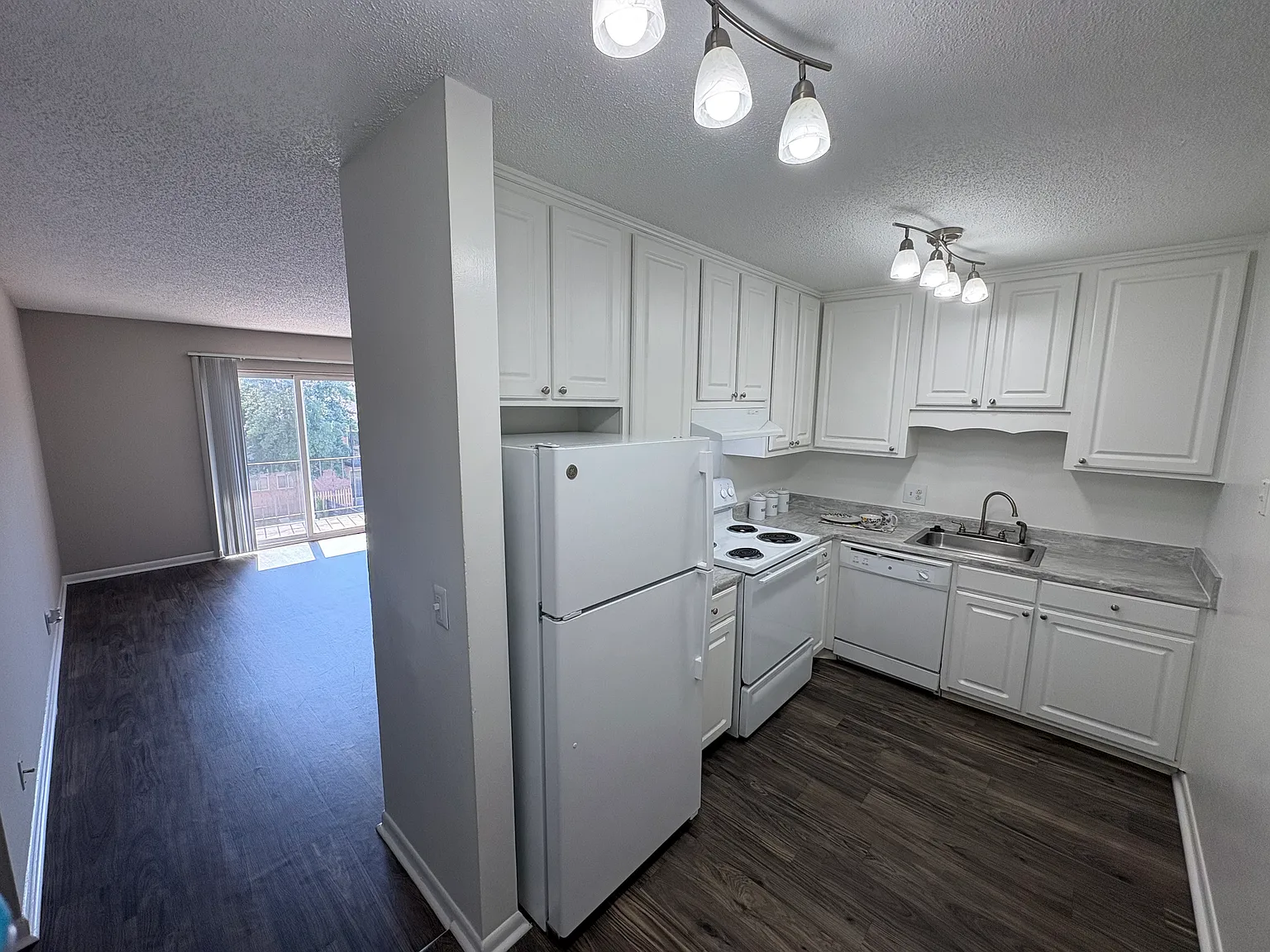 2 bed, 1000 sqft, $1,195 — Photo 2