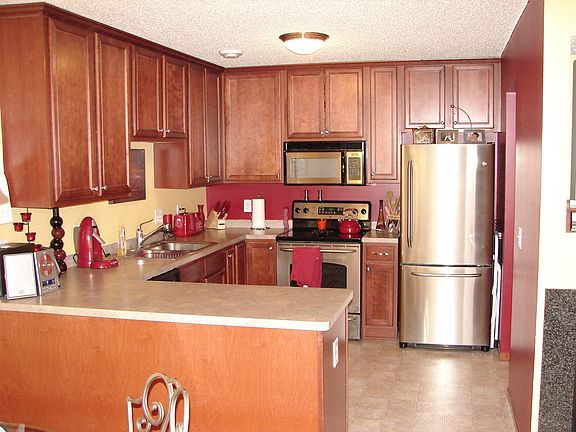 Kitchen w/Stainless Steel Appl