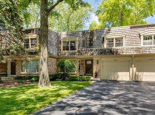 18W776 Avenue Normandy E, Oak Brook, IL 60523