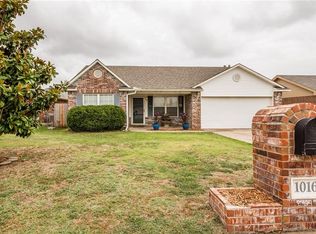 1016 NW 18th St, Moore, OK 73160