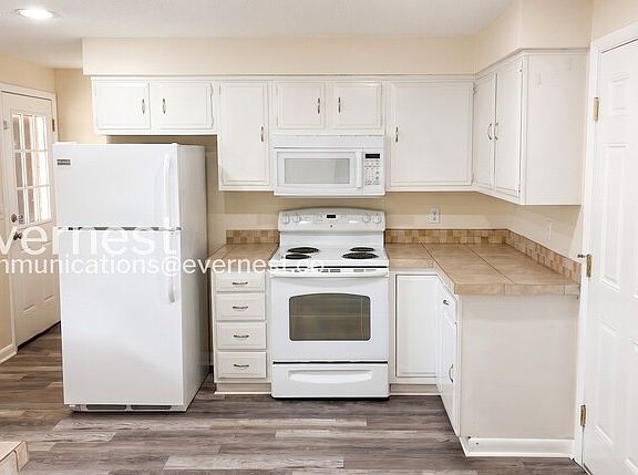 5th image of 1527 Stuart St