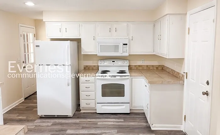 1527 Stuart St — Photo 6