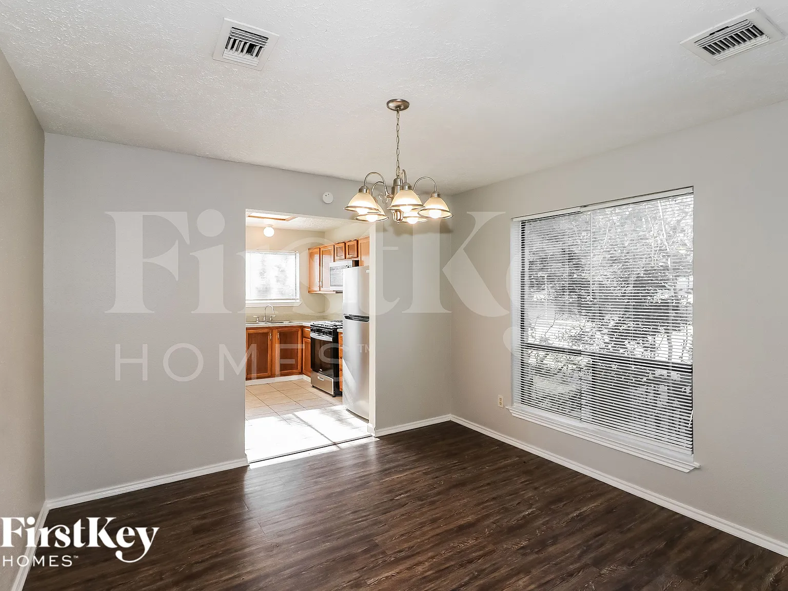 4 bed, 2.5 bath, 2408 sqft, $2,220 — Photo 4