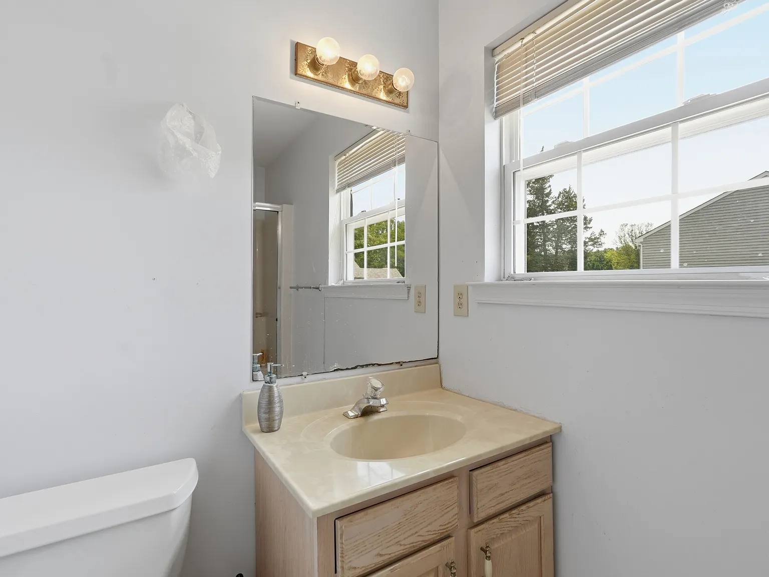 3 bed, 2.5 bath, 1916 sqft, $3,700 — Photo 4