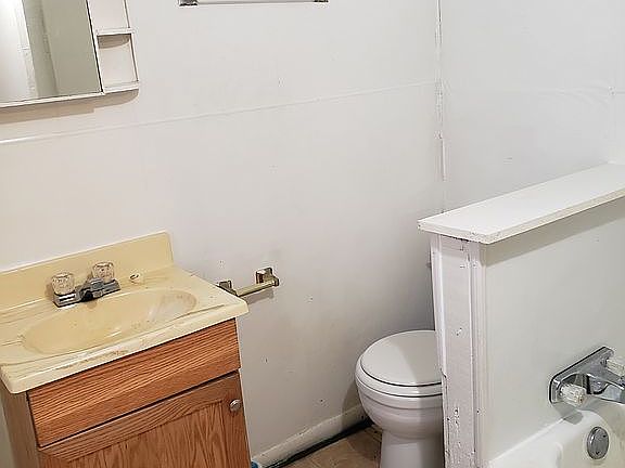 5th image of 208 E Wood St