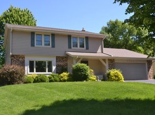 2308 Bramblewood Ct, Waukesha, WI 53188
