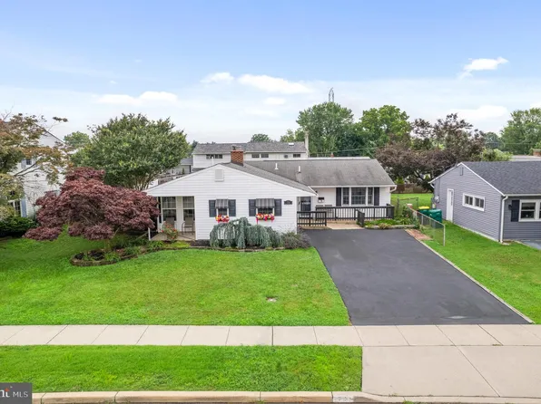 73 Elm Ln, Levittown, PA 19054