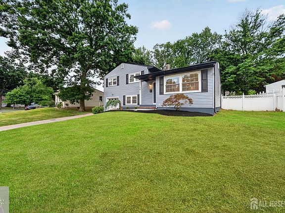 3rd image of 34 Larchmont Rd